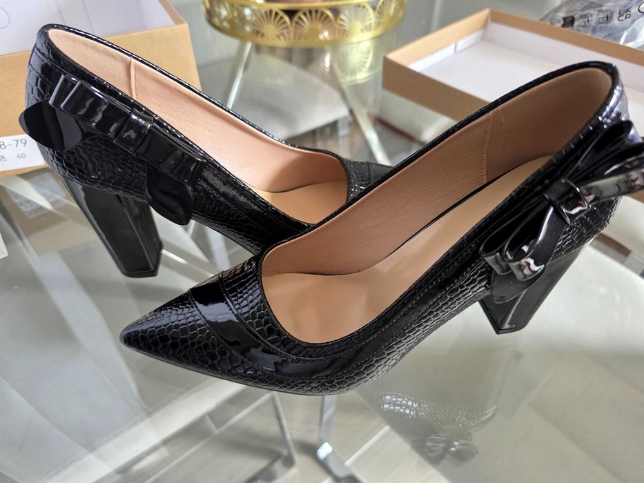 Sapatos de mulher elegantes maravilhosos