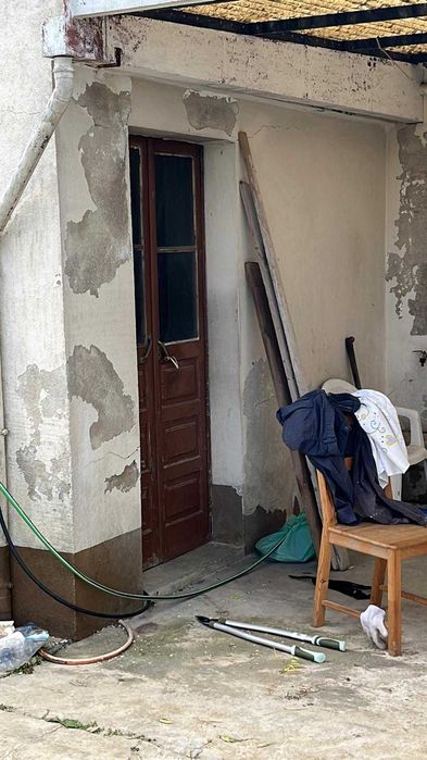 Precisa-se de Profissional para Reparação de Fachada e Soalho de Madeira