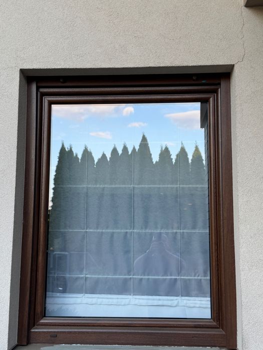 Okno PVC 116x147 orzech + roleta elektryczna (silnik Somfy) + parapet