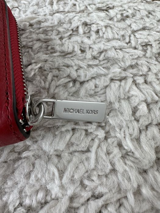 Carteira vermelha com tachas Michael Kors