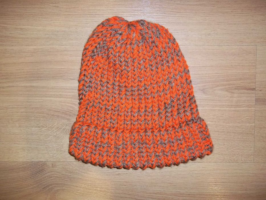 Жіноча шапка вязана.