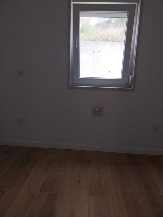 Alugo imóvel T2 r/chão, com 63m2 e área exterior privada.