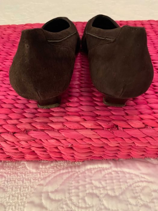 Sapatos camurça castanhos