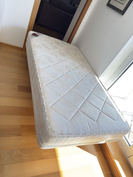 Cama solteiro (como nova)64584563959681120