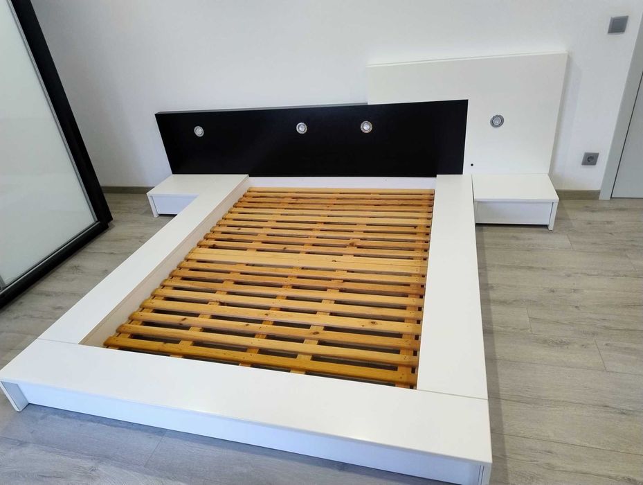 cama casal com mesas cabeçeira  e estrado