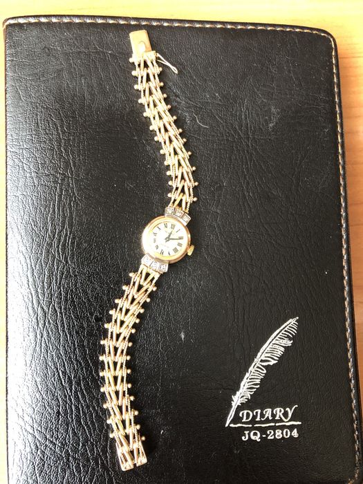 Золотые женские часы.