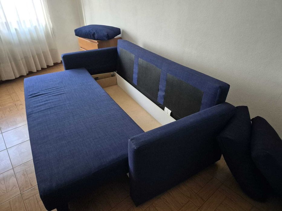 Sofa-cama azul em estado novo
