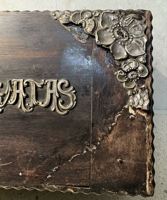 Para restauro: Antiga caixa “as minhas gravatas” em pau santo com aplicações em prata portuguesa contrastada
