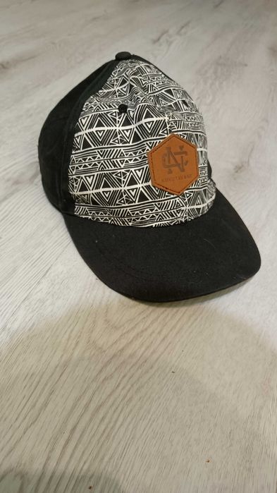 Czapka z daszkiem biało czarna