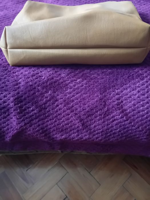 mala ou bolsa de mão em pele (couro) de cor castanho claro ou bege da Parfois