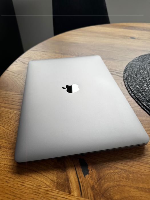 MacBook Air 13,3" 2020 rok Intel i5 8gb ram 512 gb ssd stan jak nowy