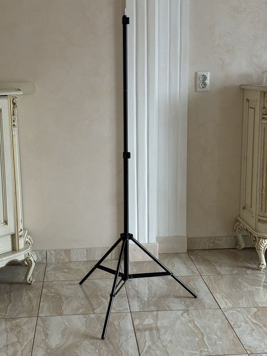 Штатив приблизно 2-3 метра