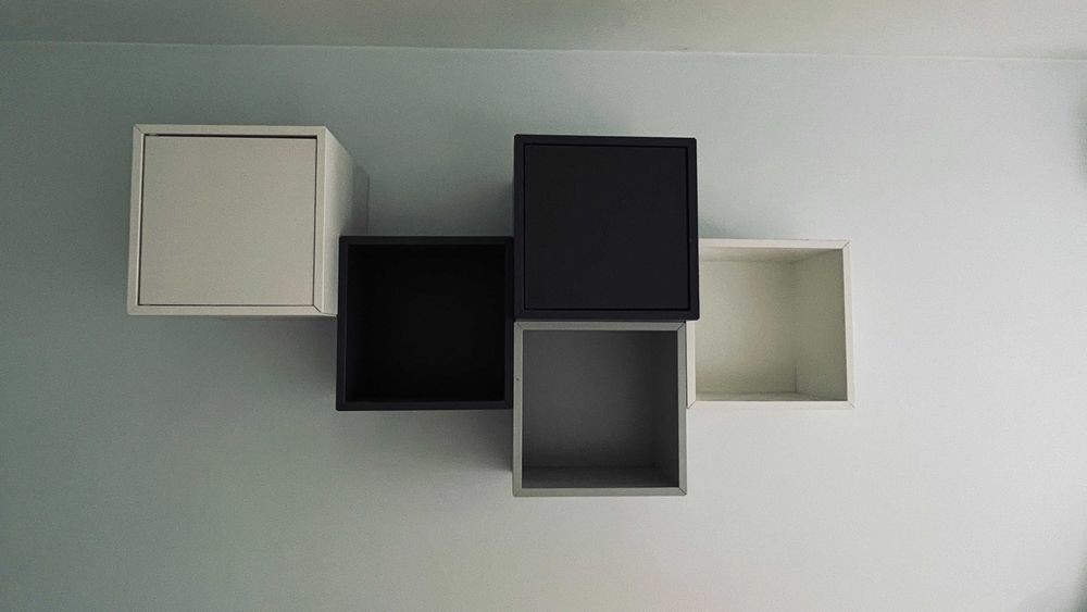 Zestaw szafek EKET IKEA otwarte i zamknięte