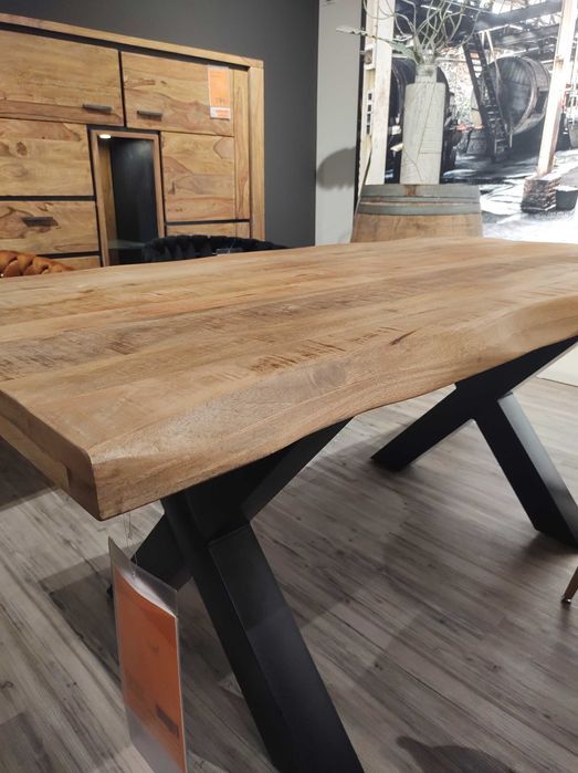 Stół na metalowych skrzyżowanych nogach