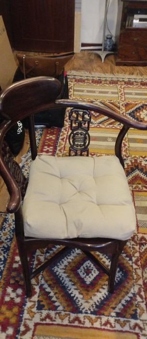 Cadeira de braços de pau rosa trabalhada nas laterais