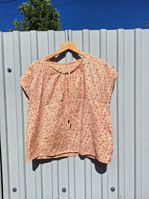 T-shirt coral c/flores pequenas