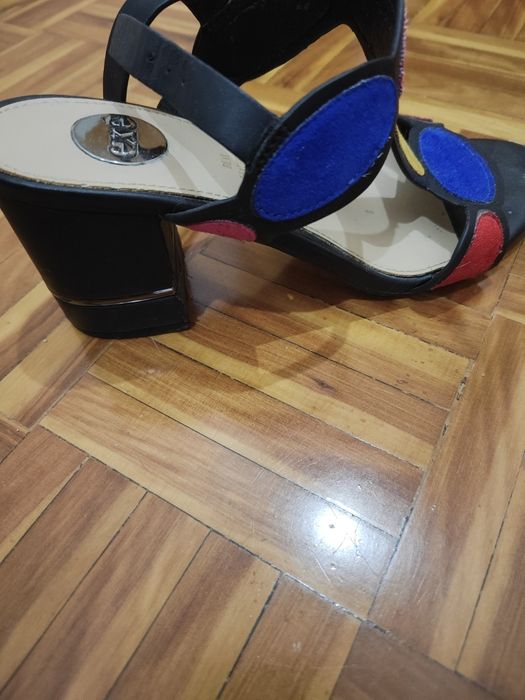 Sandálias exē salto médio