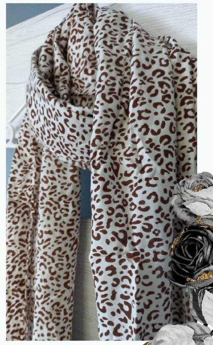 szal z printem leoparda. Długość 170 cm, szerokość 55 cm.
