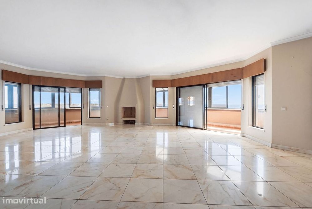 Apartamento T5 com estacionamento, Quinta das Palmeiras, Oeiras