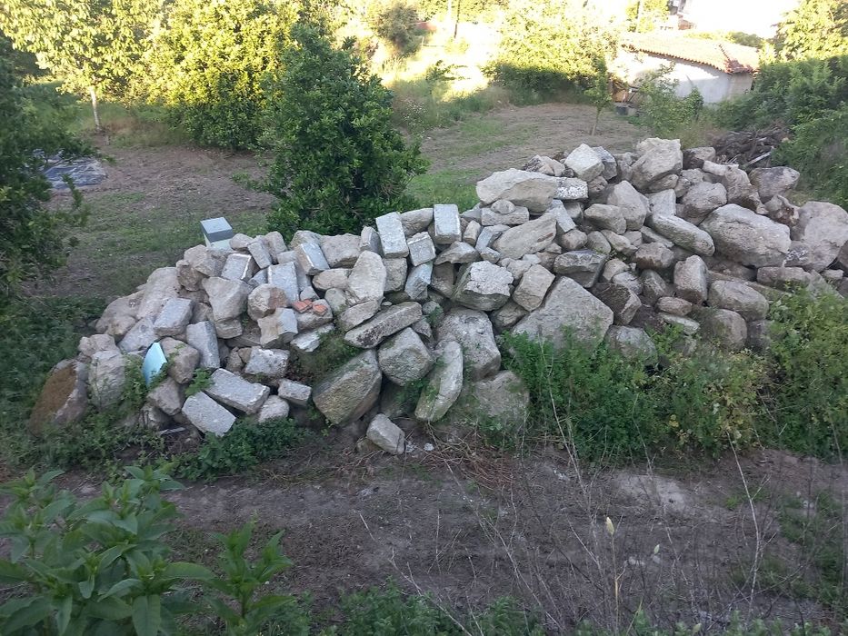 Vendo pedra [alguma trabalhada]