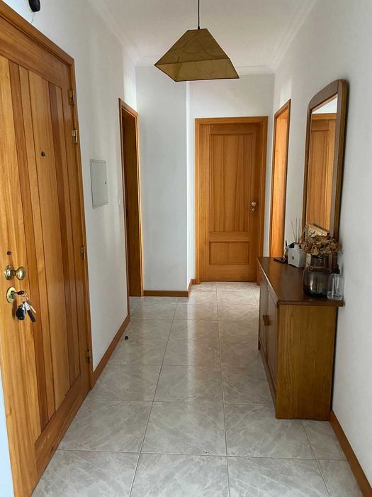 Vendo Apartamento T2 mobilado na amorosa com garagem fechada, gás canalizado todo equipado e mobilado a escasso metros da praia.
