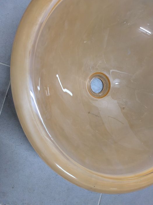 Lavatório de vidro amarelo