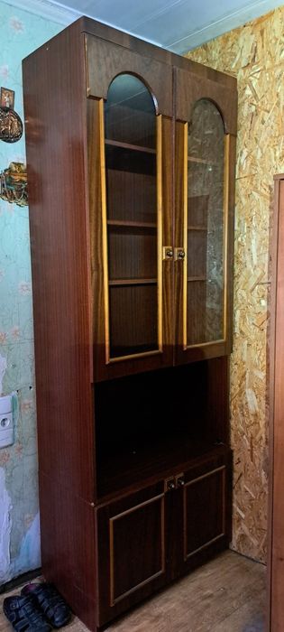 Шкаф для книг сервант