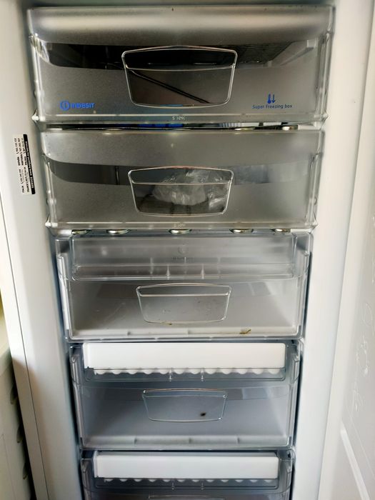 Arca congeladora vertical Indesit