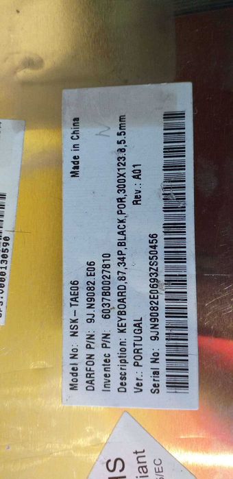 Vários teclados de laptop