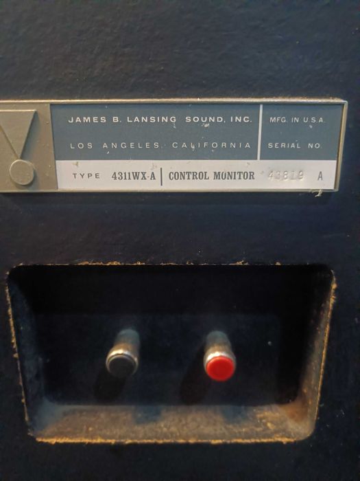 Par de Colunas de som JBL 4311