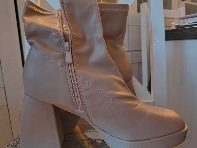 Buty botki na koturnie dekoracja cappuccino obcas