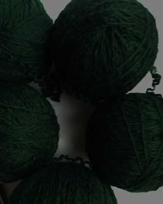 Пряжа нитки ШЕРСТЬ красивый темный зеленый цвет вес 450 гр.