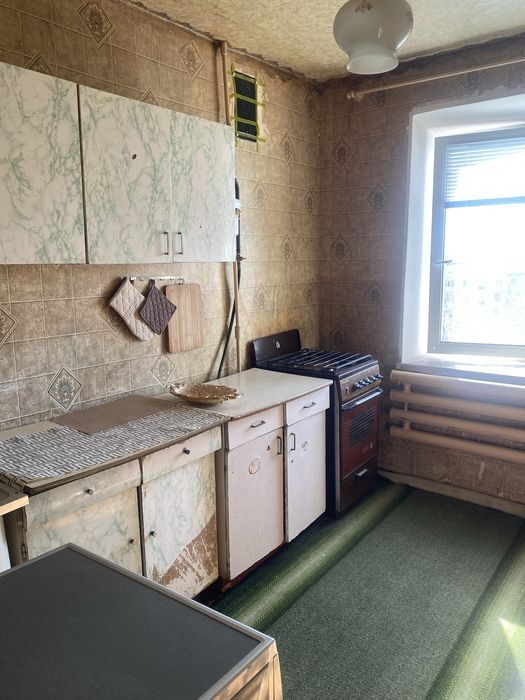 Продам 2-х кім.кв на 4-му районі .