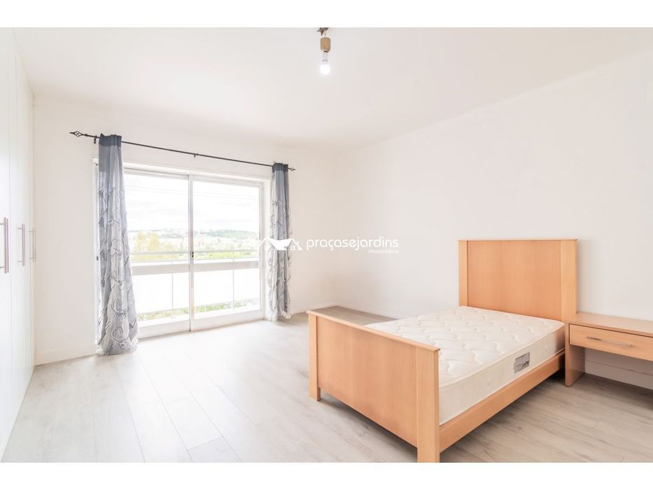 Quarto grande / Totalmente Equipado e Mobilado / Guimarota