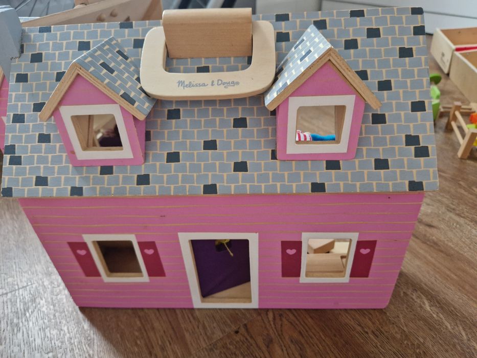 Melissa & Doug domek drewniany