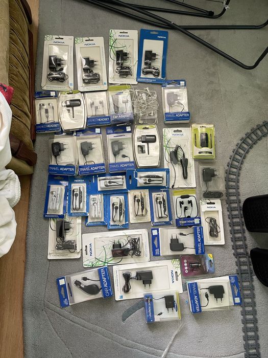 Продам як НЕ РОБОЧЕ зарядки та наушники для старих моделей Nokia та sa