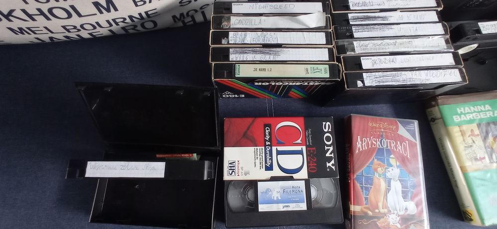 22 kasety VHS z filmami i bajkami