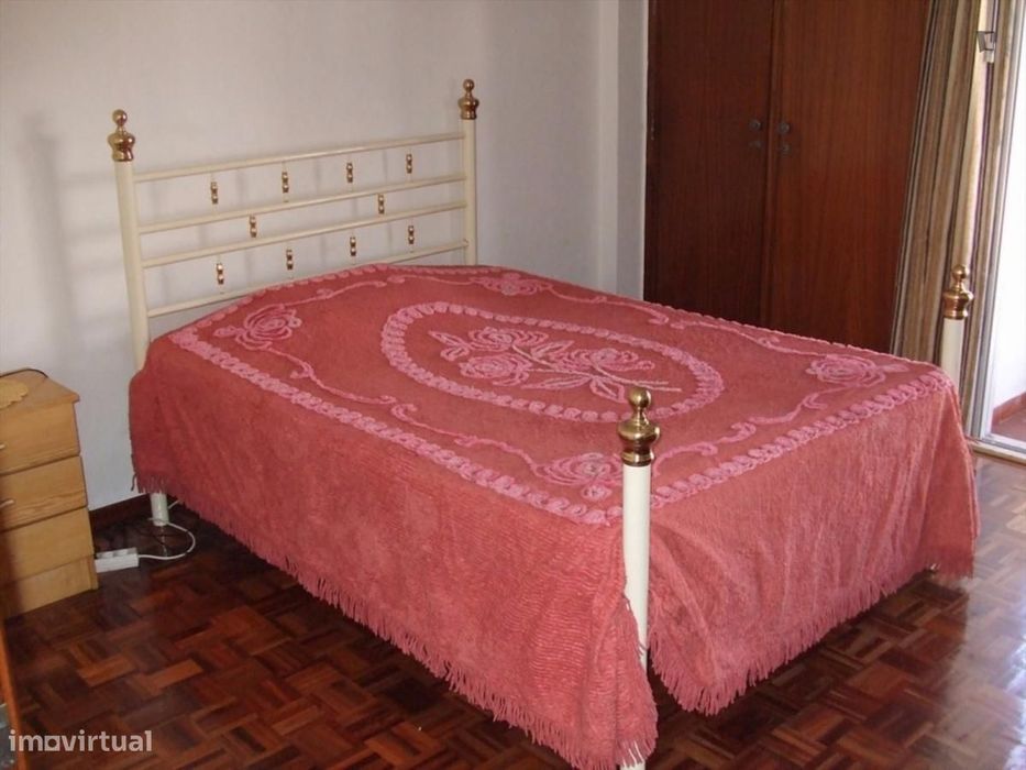 Quarto - localizado em Algés Lisbon