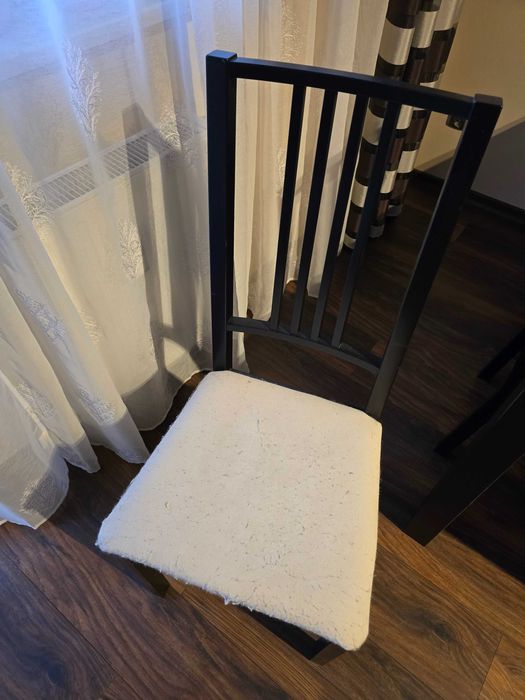 Stół rozkladany czarny,  4 krzesla stan bardzo dobry