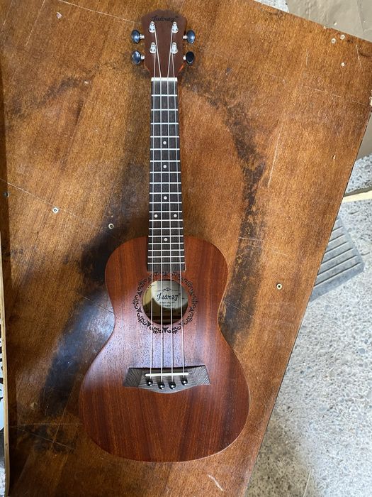 Маленька гітара укулеле.