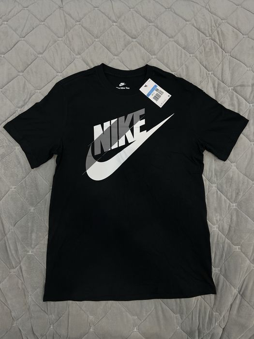 Футболка Nike NSW Block Futura FS Tee
