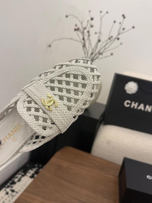 Klapki CHANEL White Leather