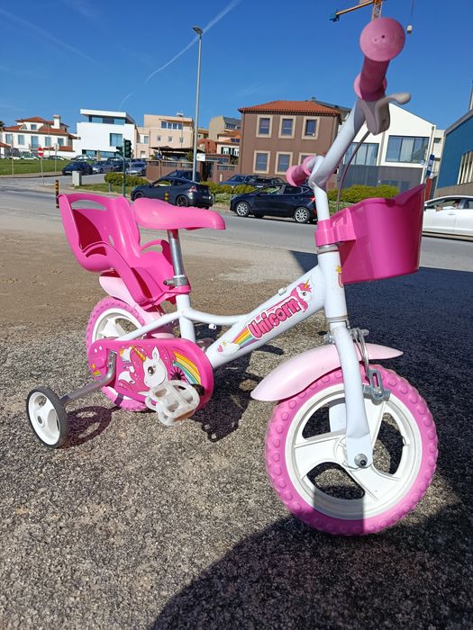 Bicicleta com capacete de criança! Dinheiro na mão!