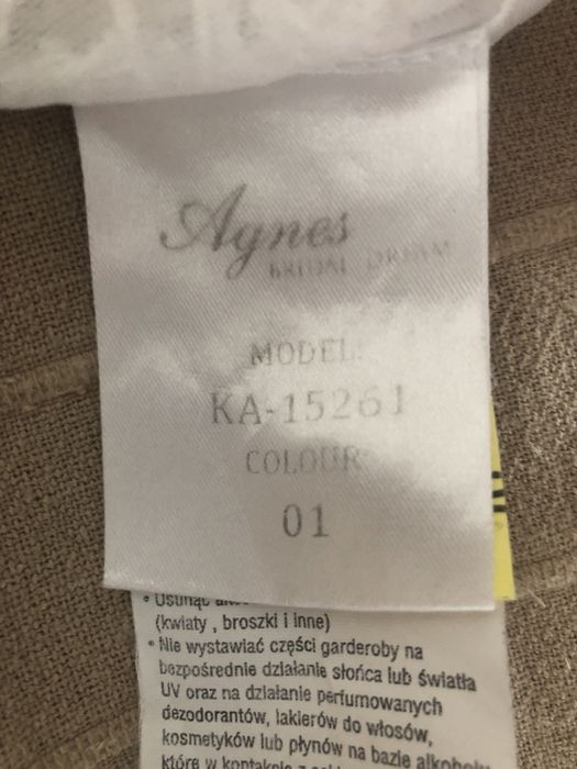Biała suknia ślubna z welonem