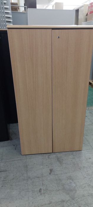 Armário metálico com portas madeira