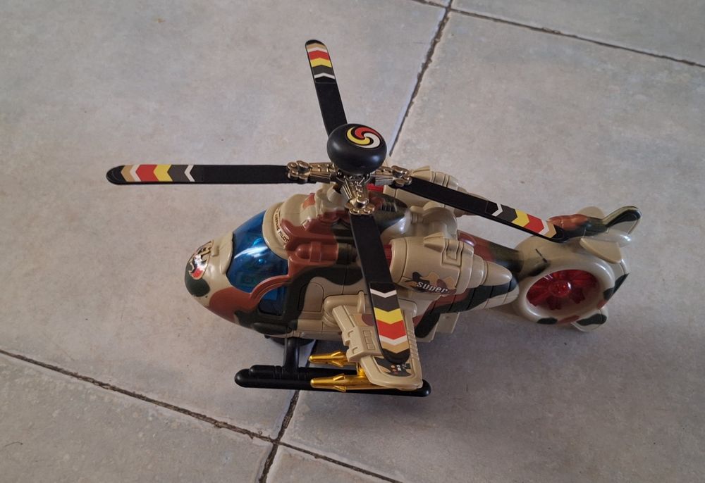 Helicóptero Ataque com luzes e som - Brinquedo