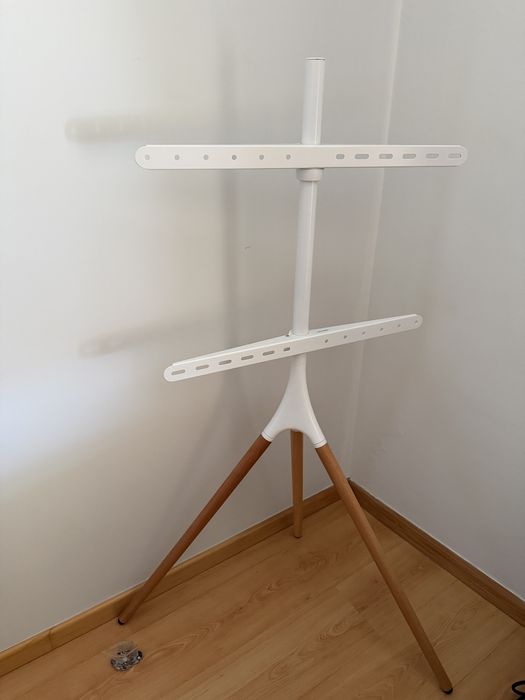 Suporte Universal para TV em Tripé – Design Moderno