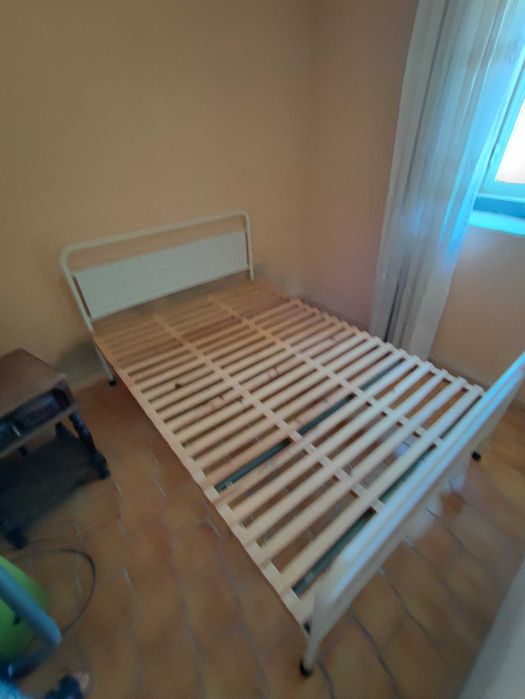 Cama de ferro 125 x 190 cm com estrado