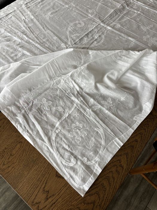 Toalha de mesa em voile de algodão bordada à mão e 12 guardanapos