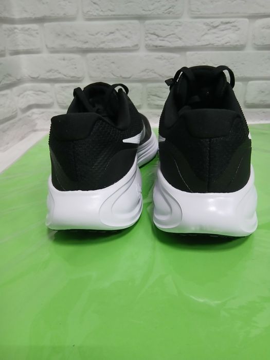 чоловічі бігові кросівки Nike Revolution 8 Black (артикул HJ9198-003).